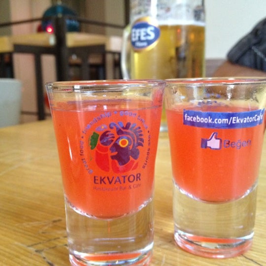 6/5/2012 tarihinde Vehbiziyaretçi tarafından Ekvator Restaurant Bar &amp; Cafe'de çekilen fotoğraf