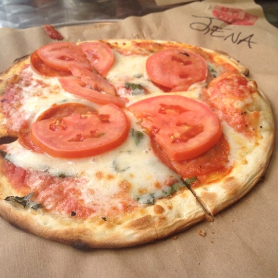 Foto tirada no(a) Mod Pizza por Jenna S. em 7/28/2012