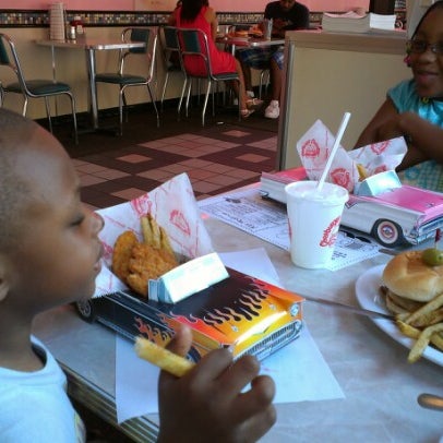 Photo taken at Cheeburger Cheeburger by Rob Qc. M. on 6/9/2012