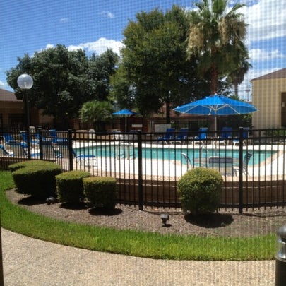 รูปภาพถ่ายที่ Courtyard by Marriott San Antonio Airport โดย Tom V. เมื่อ 7/25/2012