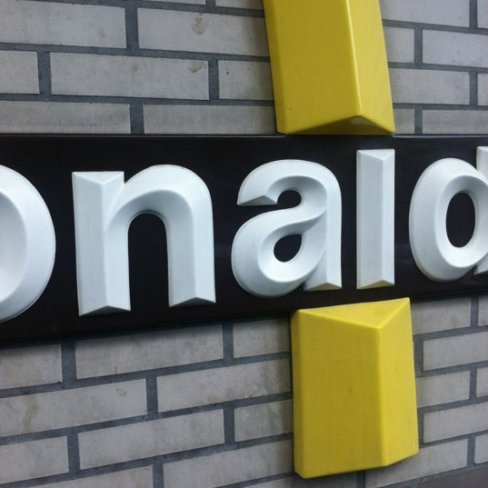 Foto tirada no(a) McDonald&#39;s por Paul G. em 7/13/2012