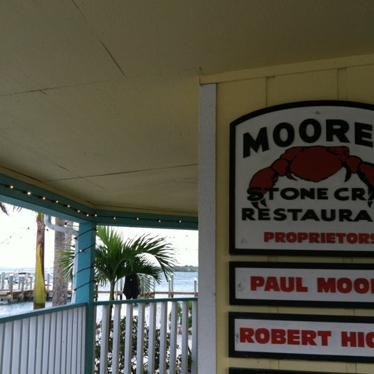 Foto tomada en Moore&#39;s Stone Crab Restautant  por James V. el 4/22/2012