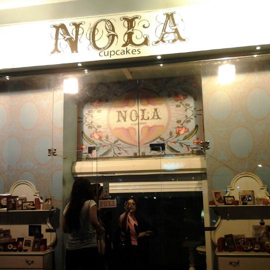 Das Foto wurde bei NOLA Cupcakes von Azza Z. am 3/9/2012 aufgenommen