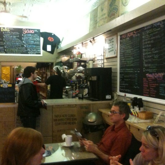 Снимок сделан в Saratoga Coffee Traders пользователем Ricky M. 2/19/2012