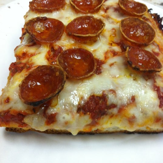 Foto diambil di Veltre&#39;s Pizza of White Oak oleh Vanessa V. pada 6/30/2012