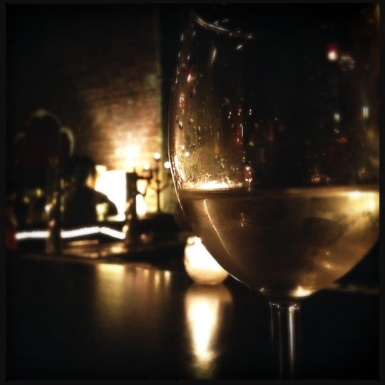 Foto tirada no(a) Abigail Cafe &amp; Wine Bar por Kirsten A. em 8/23/2012