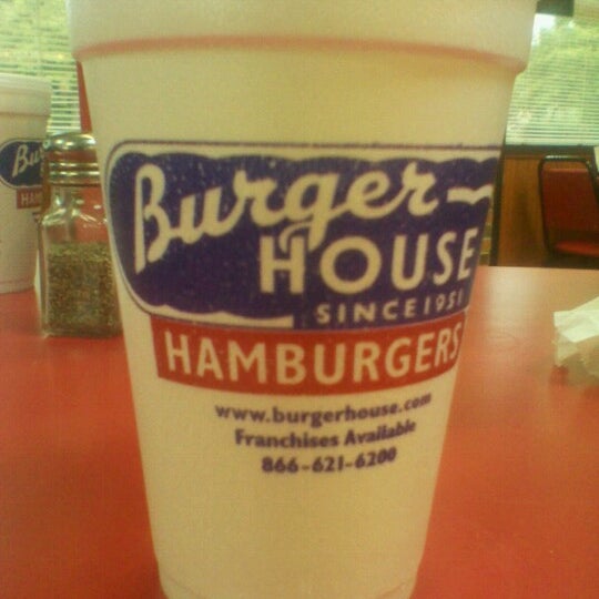 6/17/2012 tarihinde Brittany T.ziyaretçi tarafından Burger House - Spring Valley Rd'de çekilen fotoğraf