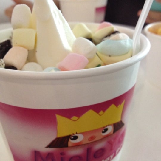 Das Foto wurde bei Mieleyo Premium Frozen Yogurt von Velyn K. am 8/6/2012 aufgenommen