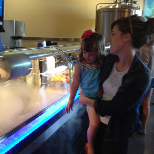 6/17/2012 tarihinde Merle A.ziyaretçi tarafından Sub Zero Ice Cream &amp; Yogurt'de çekilen fotoğraf