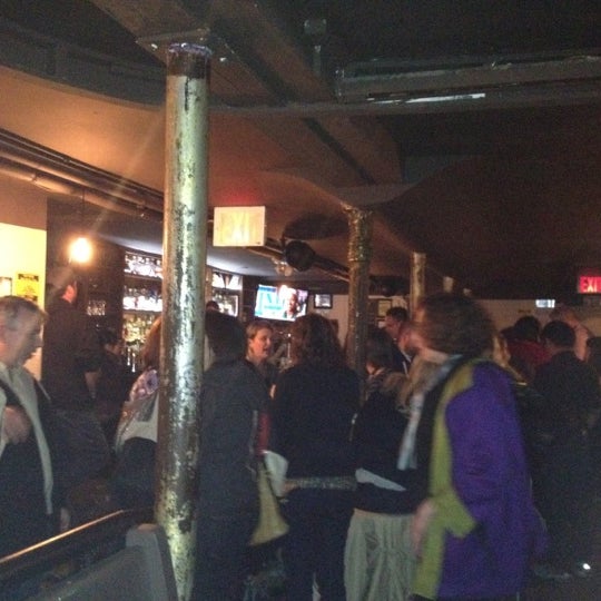 4/1/2012 tarihinde Babette P.ziyaretçi tarafından Idle Hands Bar'de çekilen fotoğraf