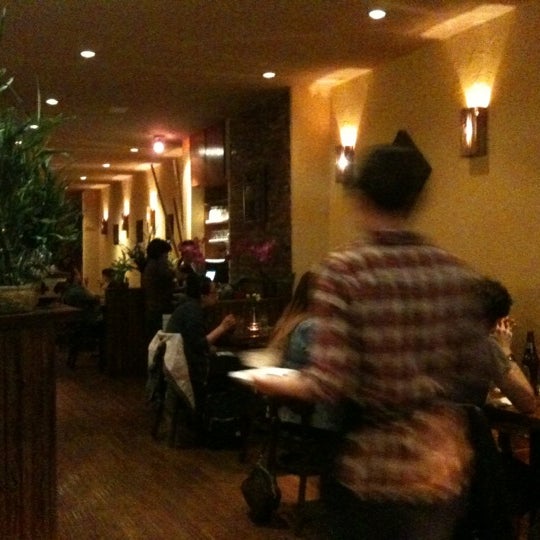 รูปภาพถ่ายที่ Wild Ginger Pan-Asian Vegan Cafe โดย Leigh R. เมื่อ 5/11/2012