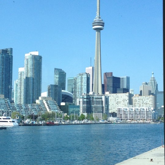 รูปภาพถ่ายที่ Billy Bishop Toronto City Airport Ferry โดย Jeff B. เมื่อ 5/15/2012