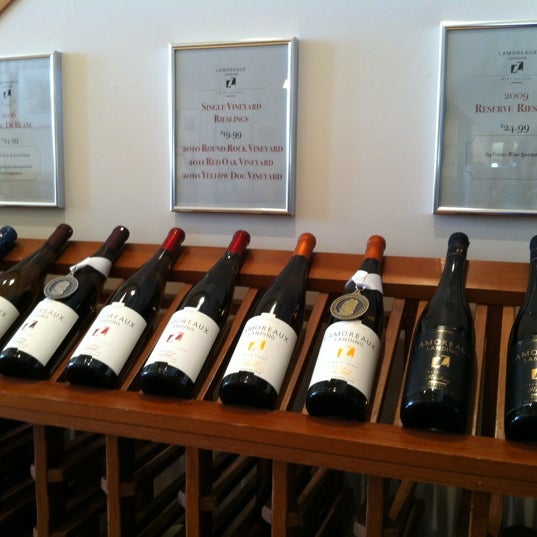 Das Foto wurde bei Lamoreaux Landing Wine Cellars von debz am 5/27/2012 aufgenommen