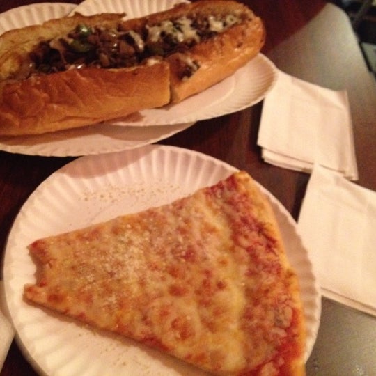 Снимок сделан в Uncle Joe&#39;s Pizza пользователем Meghan B. 7/13/2012