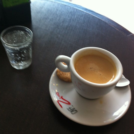 6/4/2012 tarihinde Percival C.ziyaretçi tarafından Café Zim'de çekilen fotoğraf