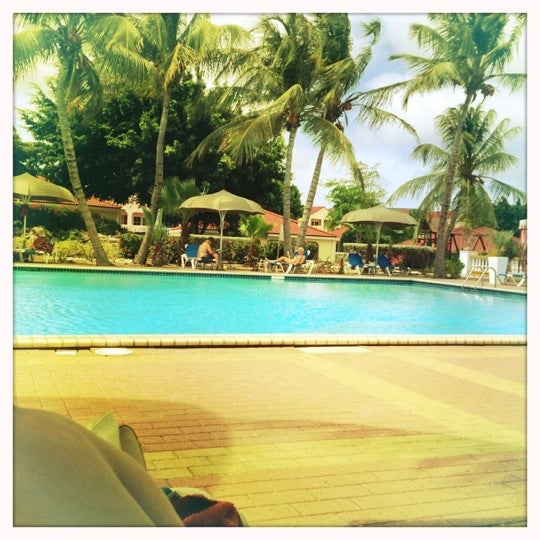 รูปภาพถ่ายที่ Livingstone Villas &amp; Resort Hotel Curacao โดย Kim L. เมื่อ 6/11/2012