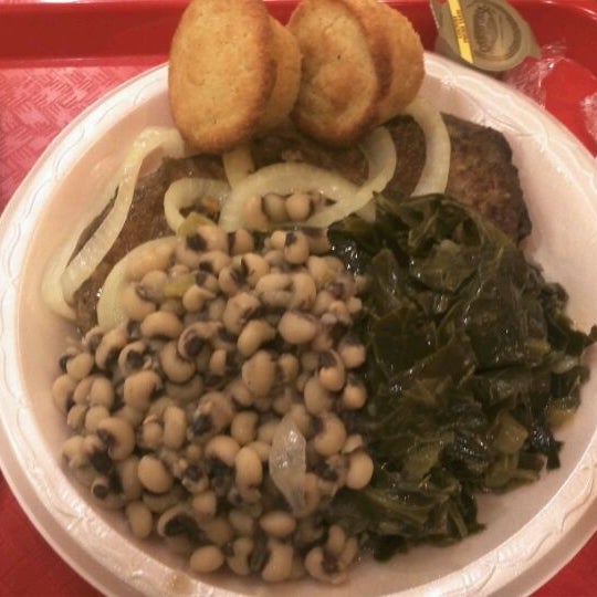 Foto scattata a Paschal&#39;s Southern Cuisine da Jonathan H. il 3/20/2012