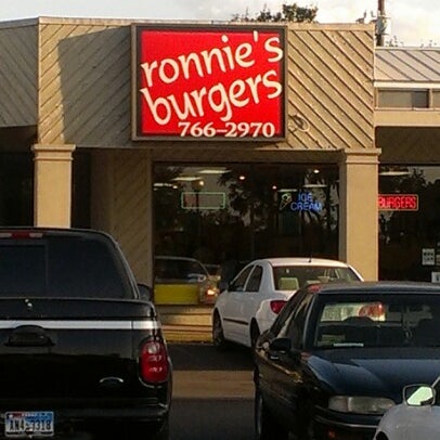 Das Foto wurde bei Ronnie&#39;s Burgers von Megan D. am 7/25/2012 aufgenommen