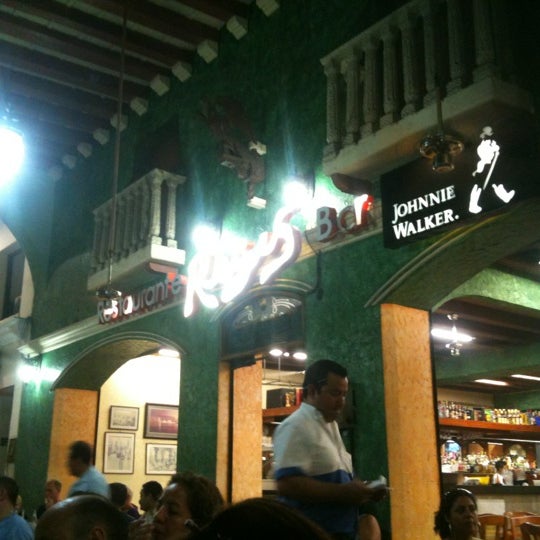 4/30/2012 tarihinde Al J.ziyaretçi tarafından Restaurant Bar Regis'de çekilen fotoğraf