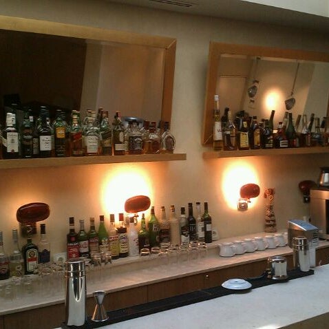 รูปภาพถ่ายที่ O&amp;B Athens All Day Bar Restaurant โดย Vangelis L. เมื่อ 5/12/2012