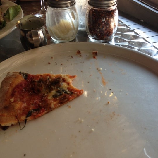 6/10/2012 tarihinde Scott E.ziyaretçi tarafından Napa Wood Fired Pizzeria'de çekilen fotoğraf