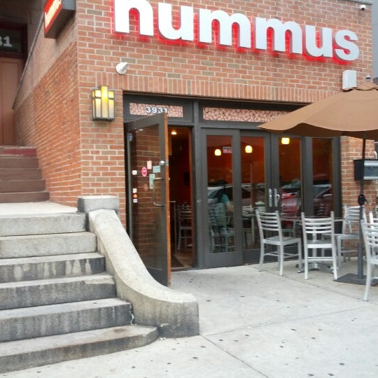 8/14/2012 tarihinde Steve G.ziyaretçi tarafından Hummus Grill'de çekilen fotoğraf