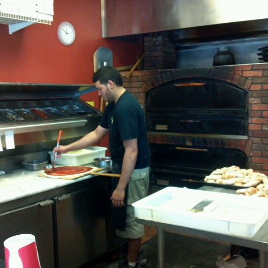 Photo prise au East Coast Pizza par Jodi M. le8/15/2012