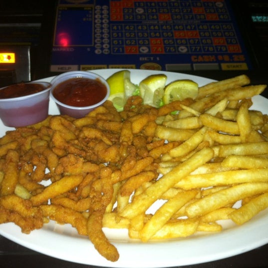 Das Foto wurde bei Ichabods Video Poker Lounge and Restaurant von Brian F. am 4/6/2012 aufgenommen