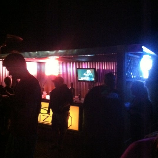 Foto scattata a Hood Bar &amp; Pizza da Uriel G. il 4/22/2012