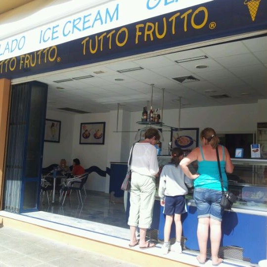 Photo taken at Tutto Frutto by 👮 Christopher 🐾 Crazy 4SQ Checker on 5/8/2012