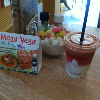 Photo taken at Bagels &amp; Beans by Yvvvv on 7/27/2012