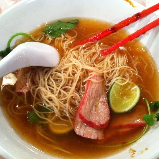 Foto scattata a DaLat Late Night Vietnamese Comfort Food da Christopher J. il 3/31/2012