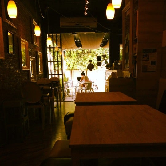 Photo taken at Brown Berry Cafe &amp; Workspace (บราวน์เบอร์รี่) by piyanut w. on 3/25/2012