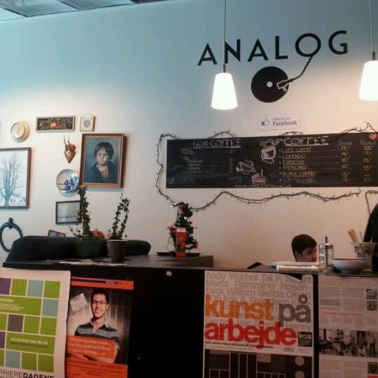 Foto diambil di Café Analog oleh Fleur J. pada 3/14/2012