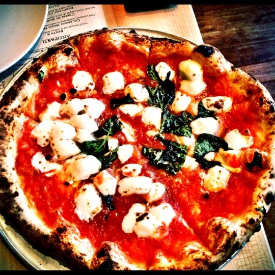 4/22/2012 tarihinde Casieziyaretçi tarafından Burrata Wood Fired Pizza'de çekilen fotoğraf