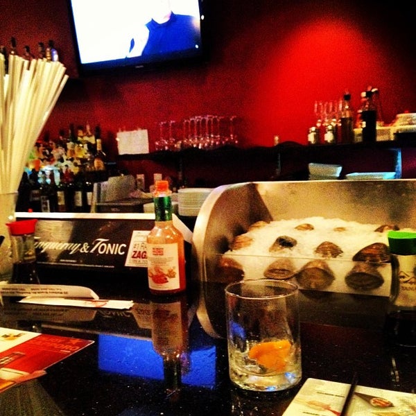 Foto tomada en Oye&#39;s Restaurant and Bar  por Matthew S. el 7/20/2012
