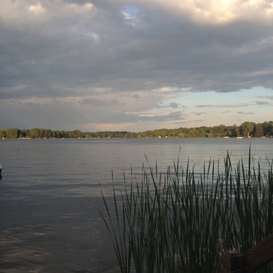 Foto diambil di Rose&#39;s on Reeds Lake oleh Kathleen H. pada 6/7/2012