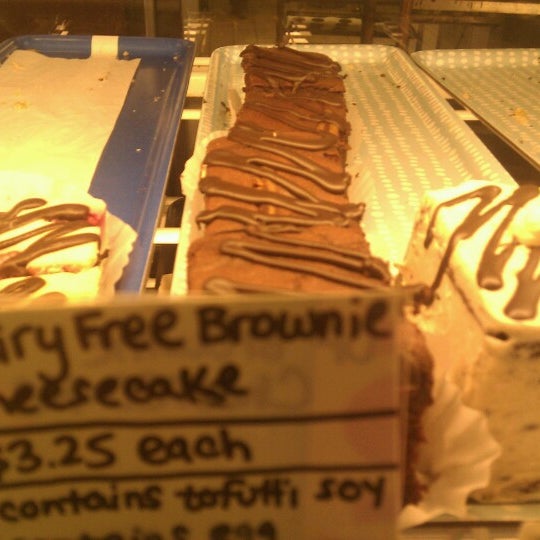 Foto diambil di Rose&#39;s Wheat Free Bakery &amp; Cafe oleh Jess K. pada 8/2/2012