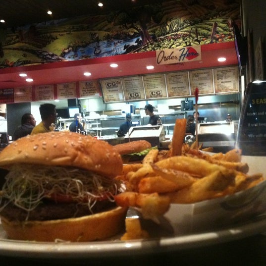 Foto scattata a CG Burgers da Robert E. il 3/4/2012