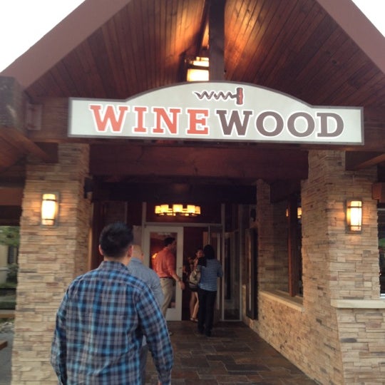 9/12/2012 tarihinde Angela W.ziyaretçi tarafından Winewood Grill'de çekilen fotoğraf