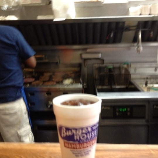 Снимок сделан в Burger House пользователем A-List Concierge 🔑 7/9/2012