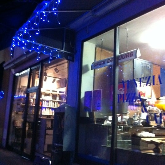 Foto tirada no(a) Venezia Pizza &amp; Lounge por Lucia D. em 4/2/2012
