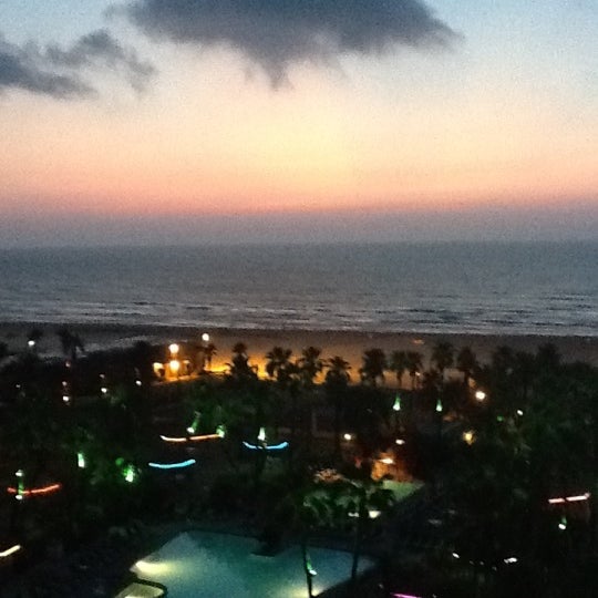 รูปภาพถ่ายที่ Isla Grand Beach Resort โดย Yazmin G. เมื่อ 6/10/2012