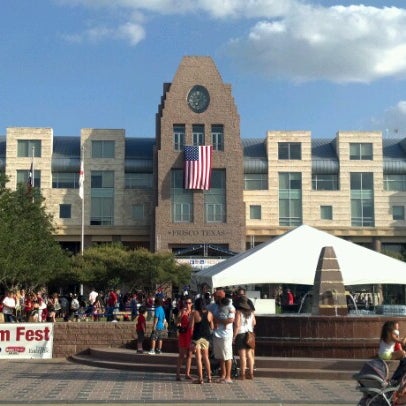 รูปภาพถ่ายที่ Frisco Square โดย Roberto N. เมื่อ 7/4/2012