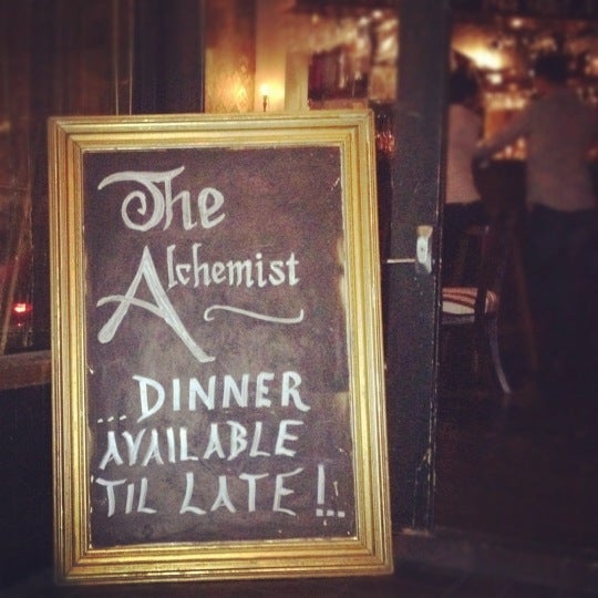 รูปภาพถ่ายที่ The Alchemist Bar &amp; Cafe โดย Jon H. เมื่อ 2/17/2012