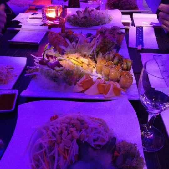 รูปภาพถ่ายที่ Sashimi Sushi Lounge โดย Katie D. เมื่อ 3/23/2012