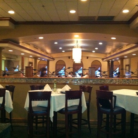 5/15/2012 tarihinde Scott S.ziyaretçi tarafından Basils Greek Dining'de çekilen fotoğraf
