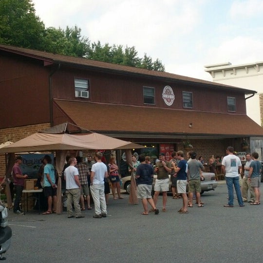 Снимок сделан в Peabody&#39;s Wine &amp; Beer Merchants пользователем John S. 8/27/2012