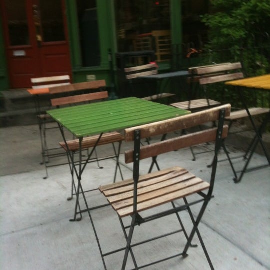รูปภาพถ่ายที่ Green Line Cafe โดย Karen H. เมื่อ 4/16/2012