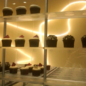 4/19/2012 tarihinde Emily S.ziyaretçi tarafından More Cupcakes'de çekilen fotoğraf